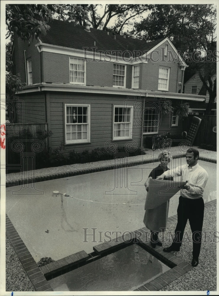 1981 Pam and Steve Wakefield stand by their pool - Historic Images