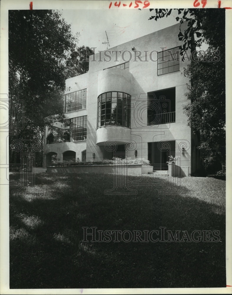 1983 Exterior of Houston home on two acres - Historic Images