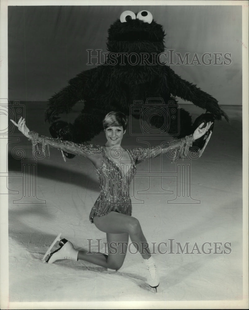 1978 Press Photo Holiday on Ice skater and Cookie Monster take a pose- Historic Images