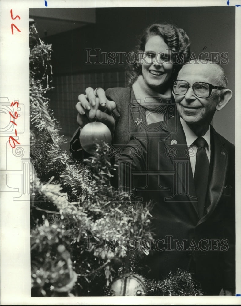 1988 Members of Houston&#39;s Holiday Project decorate tree - Historic Images