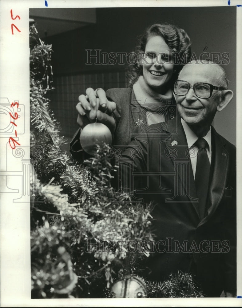 1988 Members of Houston's Holiday Project decorate tree - Historic Images