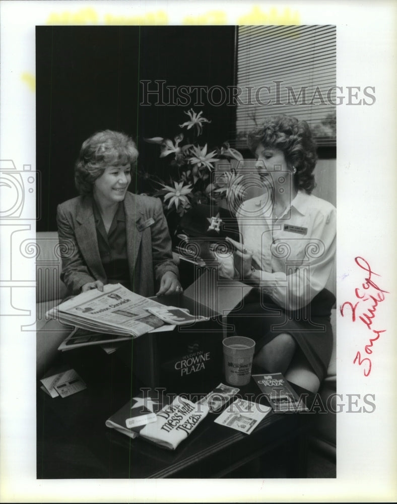 1986 Holiday Inn Crown Plaza employees  package gifts - Historic Images