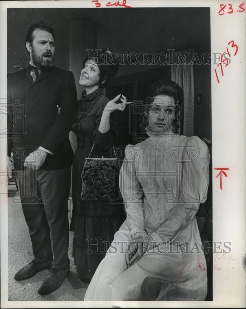 1969 Press Photo Scene from &quot;Three Bags Full&quot; at Holiday Dinner Theatre - Historic Images