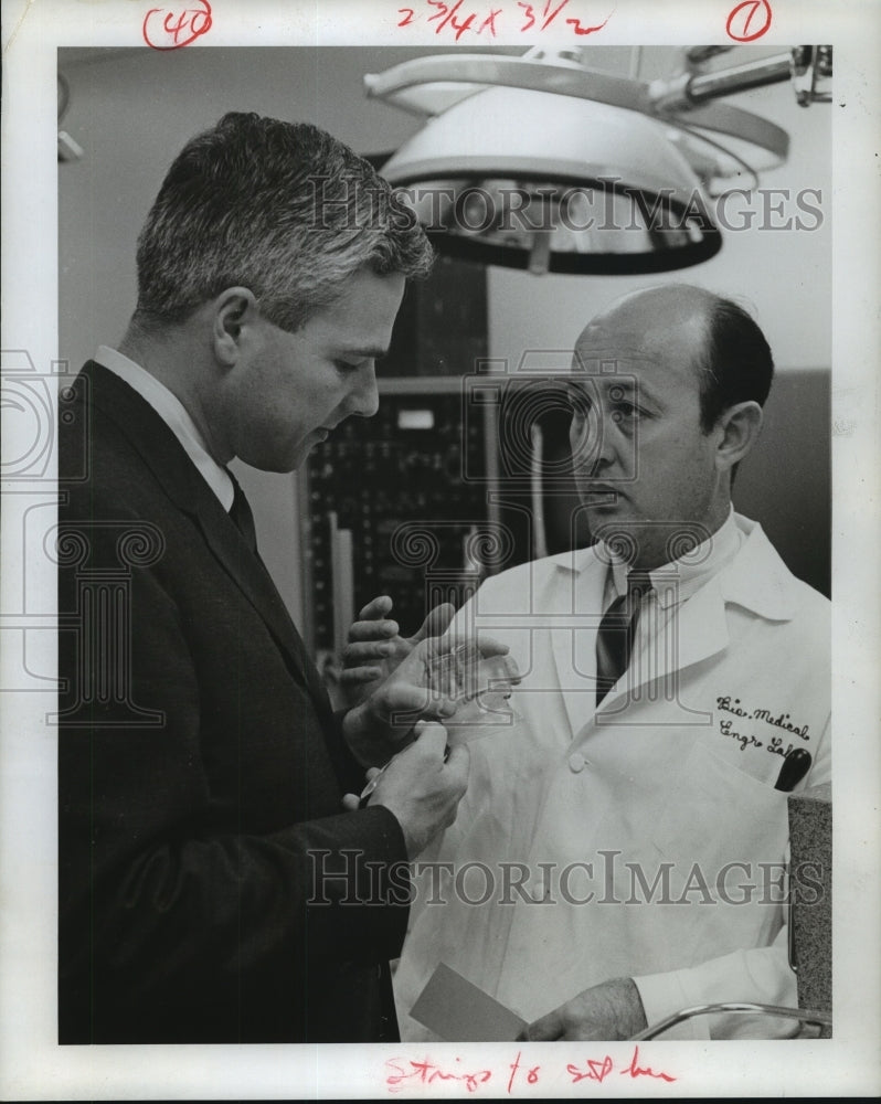 1966 Press Photo NBC&#39;s Robert Abernathy interviews heart pump tech in Houston - Historic Images