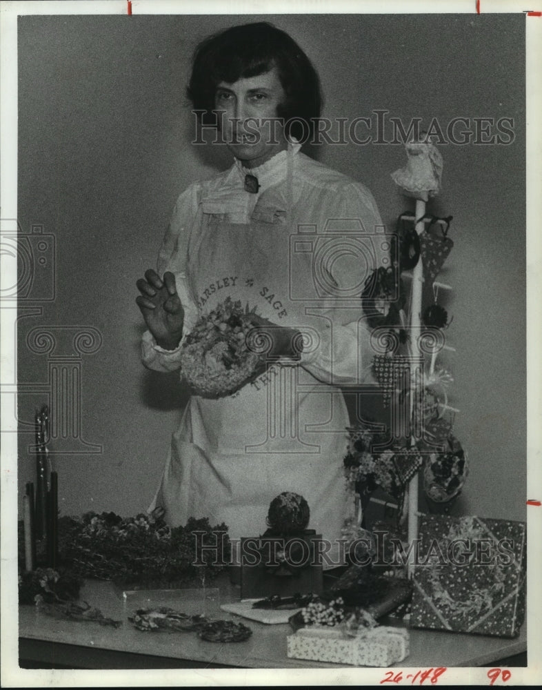 1982 Marry Reeves with herbal Christmas wreaths at Houston library - Historic Images