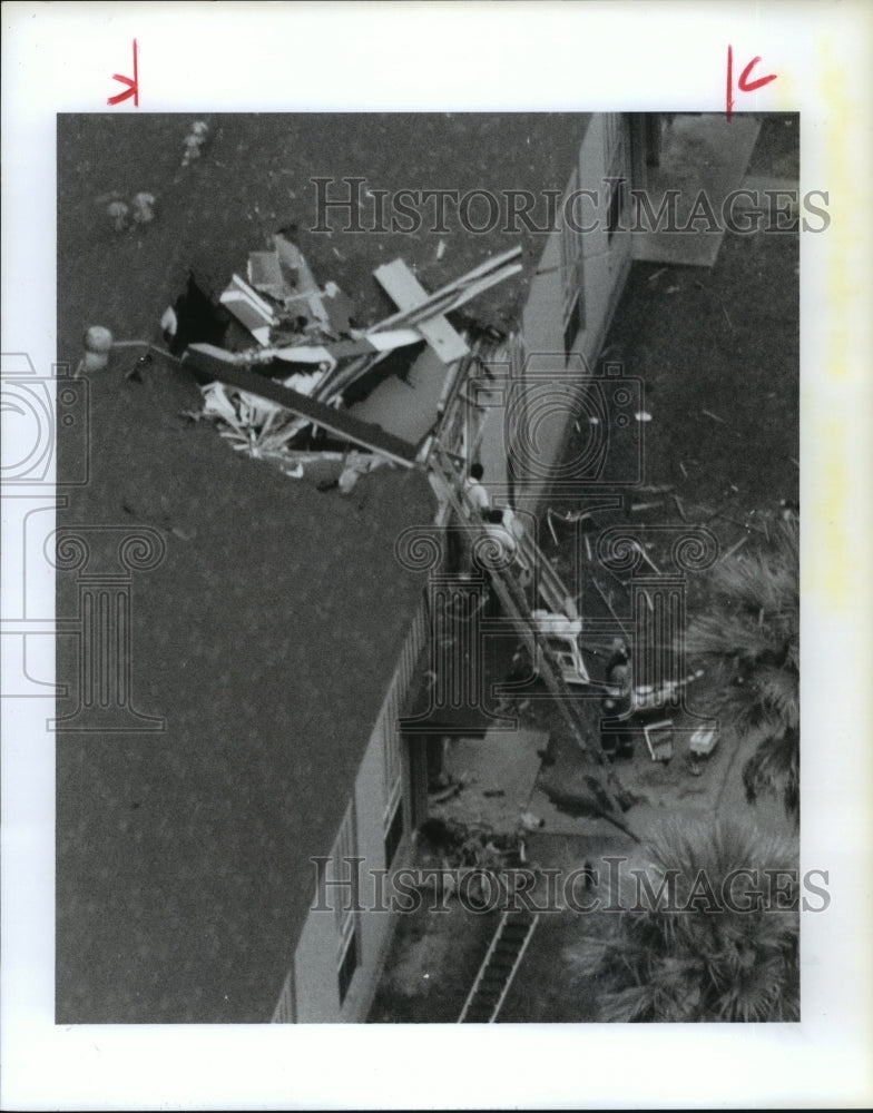 1991 Houston firefighters below helicopter accident site - Historic Images