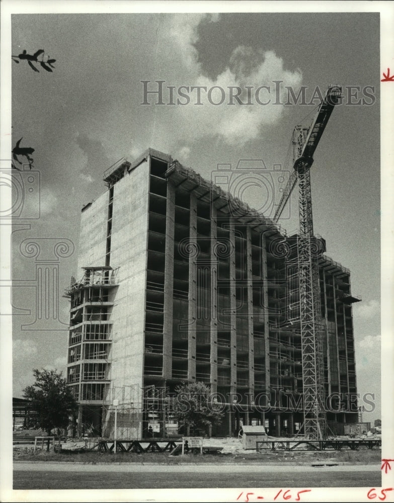 1979 Workers use crane to complete Hilton Hotels Corp Regency Square - Historic Images