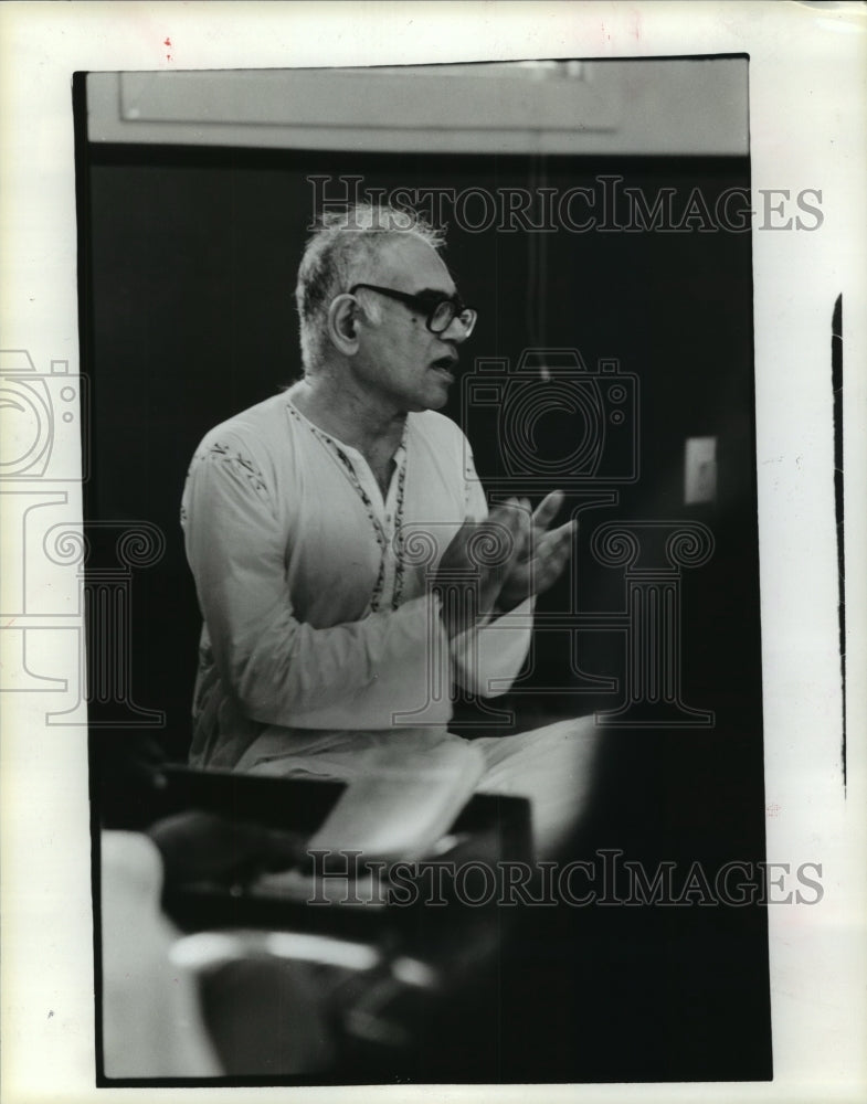1985 Man claps at Houston, Hindu temple - Historic Images