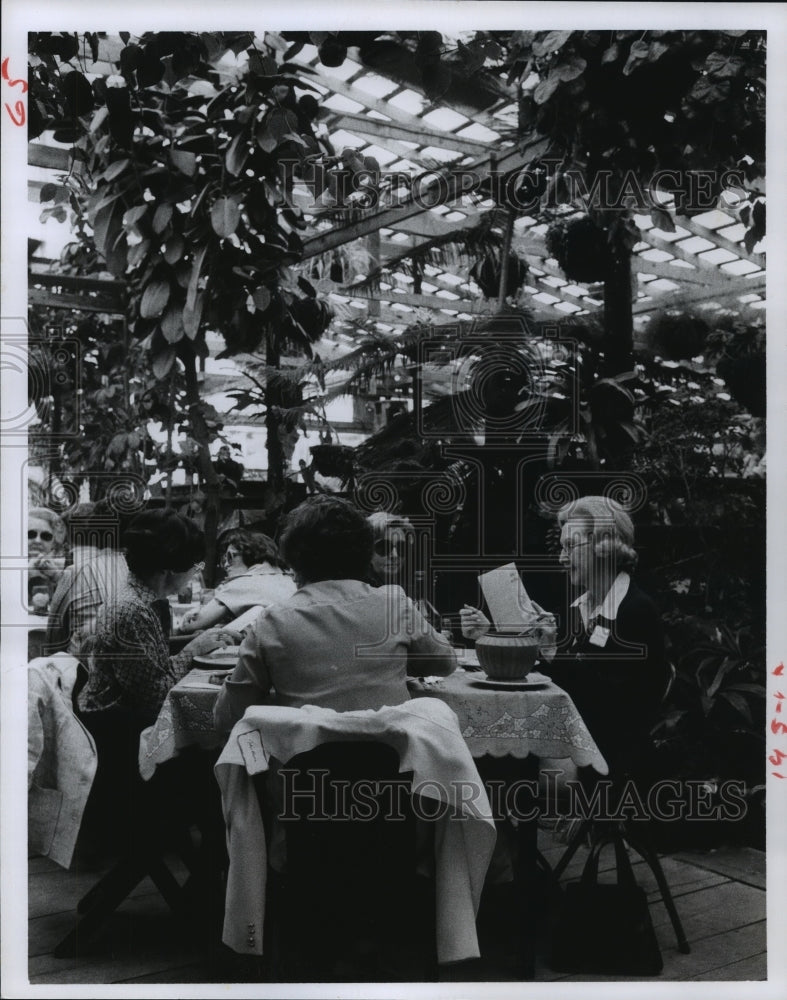 1978 People eat at Hilltop Farm's dining room in Cleveland, Texas - Historic Images
