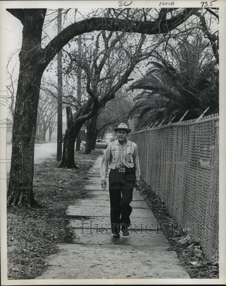 1969 Press Photo J. L. Arnold walks on sidewalk - hca28774 - Historic Images