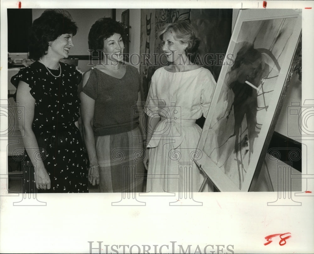 1984 Bonnie McCarty admires art at Houston Junior Forum auction - Historic Images
