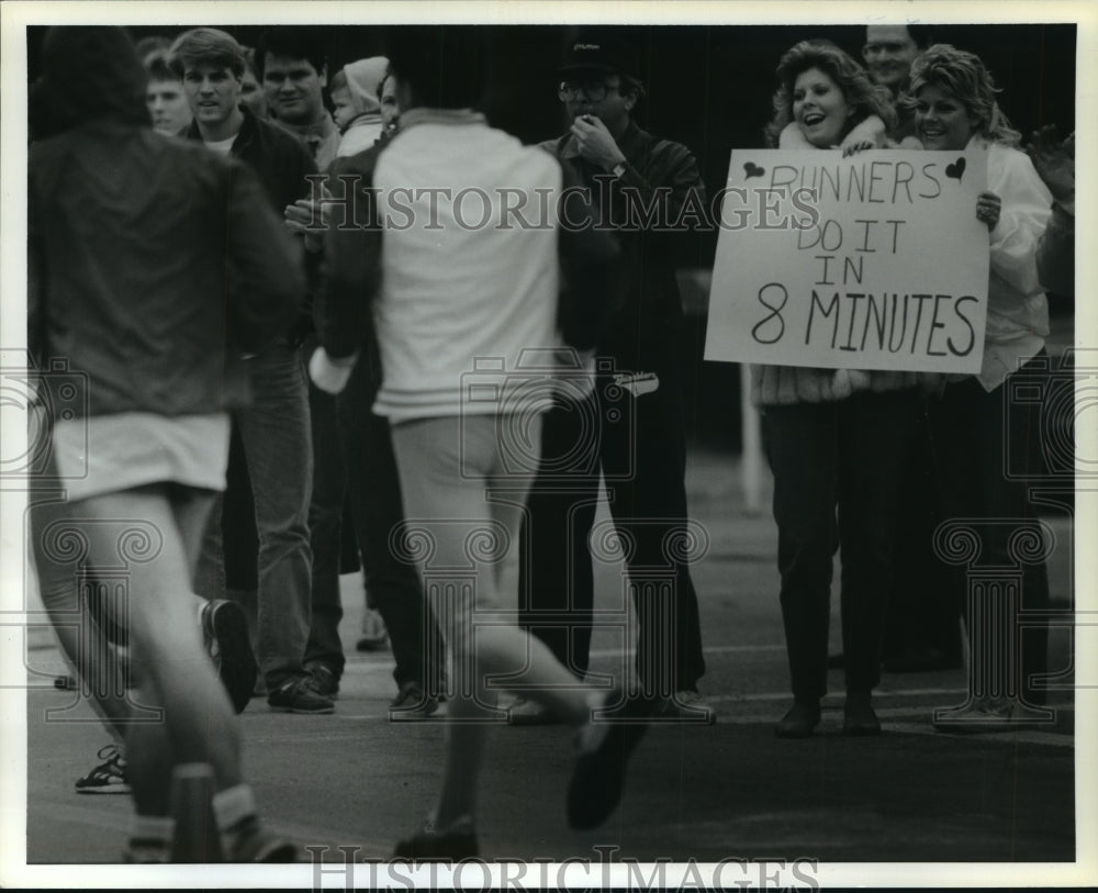 1986 Press Photo Kathy Chambers &amp; Linda Hilton cheer on Houston Marathon runners- Historic Images