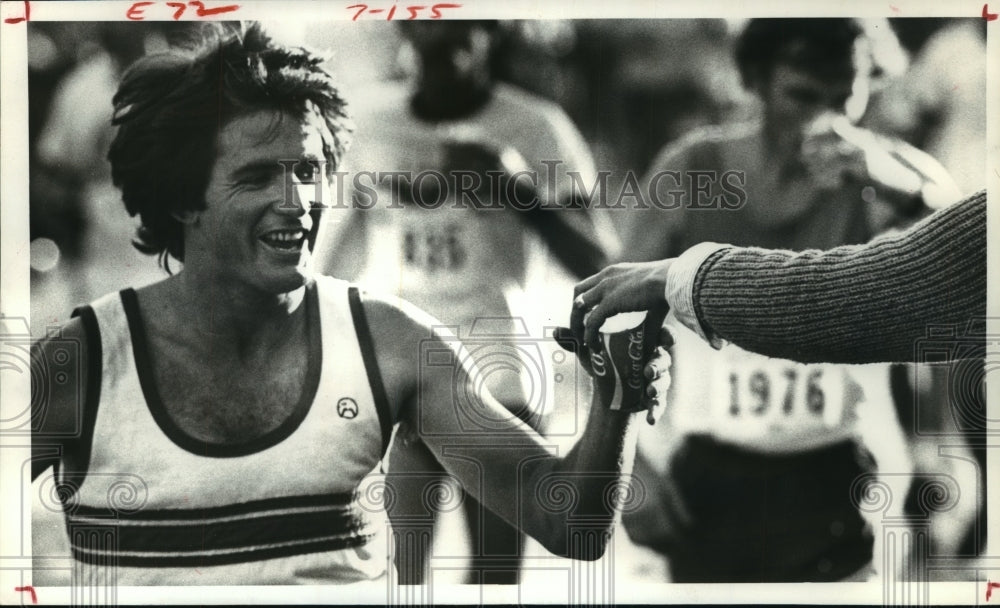 1981 Press Photo Houston Marathon runner accepts water with a smile - hca28849 - Historic Images