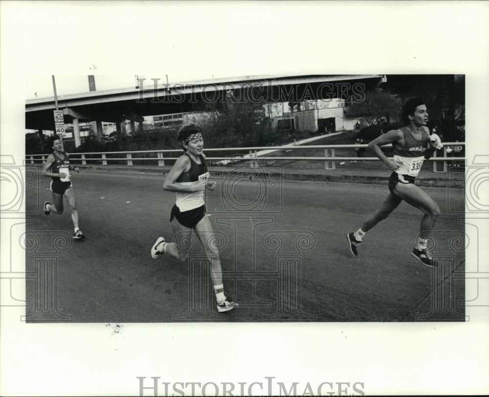 1983 Ingrid Kristiansen at Houston Marathon halfway point - Historic Images