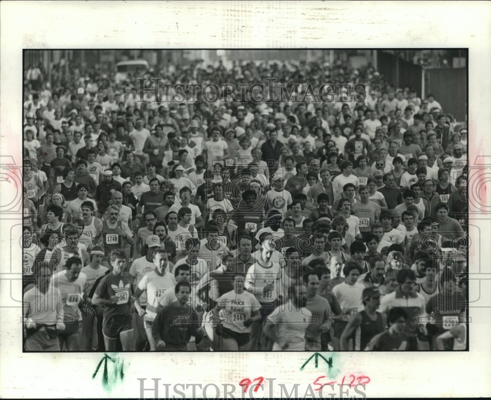1987 Mass of runners begin the Houston-Tenneco Marathon - Historic Images