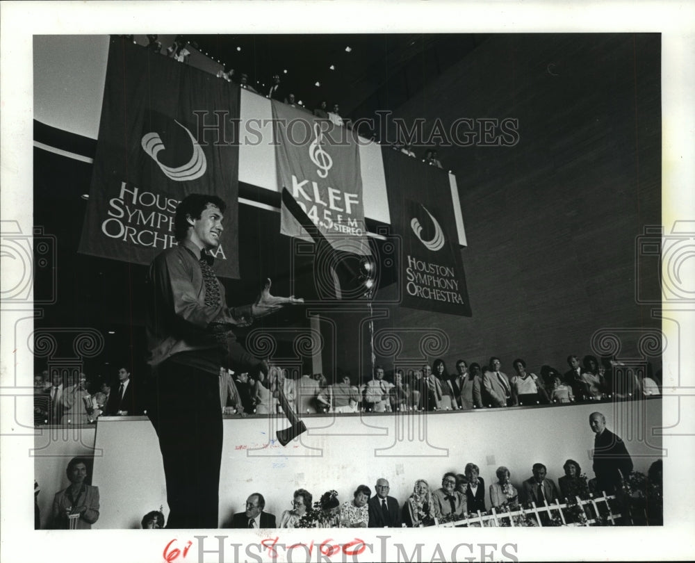 1984 Claude Sims juggles in Jones Hall lobby in Houston - Historic Images