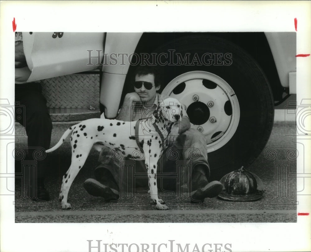 1987 Houston fireman Louis Garcia & dalmatian sit at station #70 - Historic Images