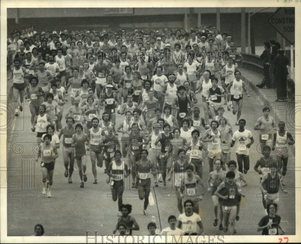 1980 Large group of runners in the Houston Marathon - Historic Images