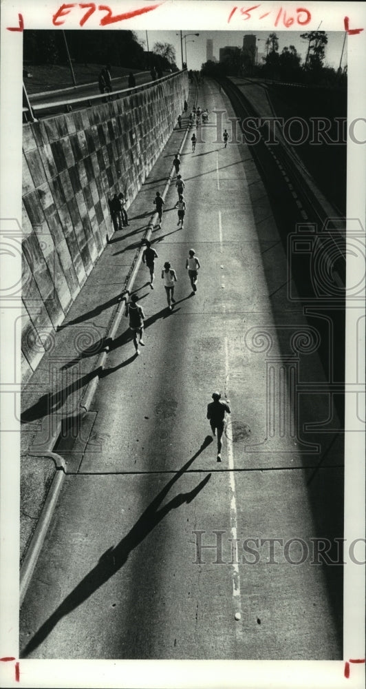 1981 Runners along street for Houston Marathon - Historic Images