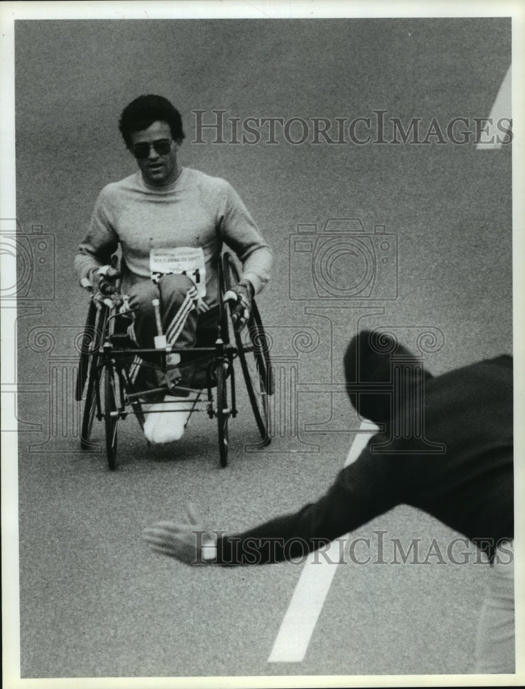 1987 Wheelchair athlete Robert Courtney in Houston Marathon - Historic Images