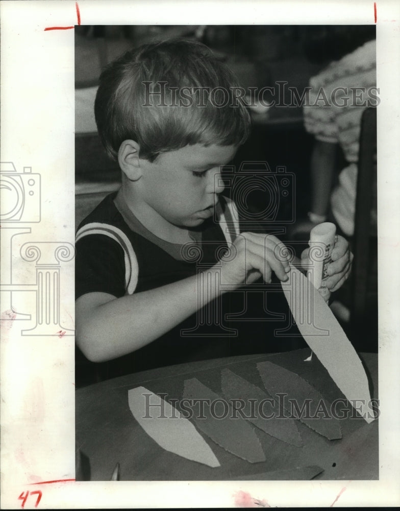 1983 Jonathan Starkey makes warbonnet at Houston public library - Historic Images