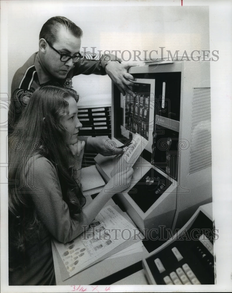 1976 Rene Pitts at Houston high school internship at sheriff dept - Historic Images