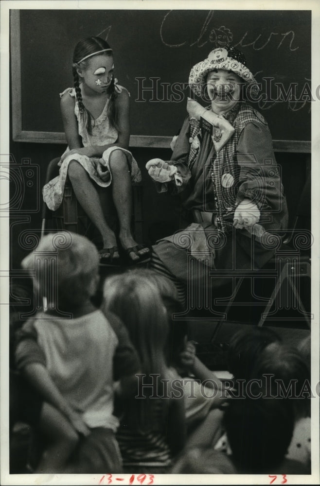 1983 Clown teaches children at Houston Oak Forest Branch Library - Historic Images