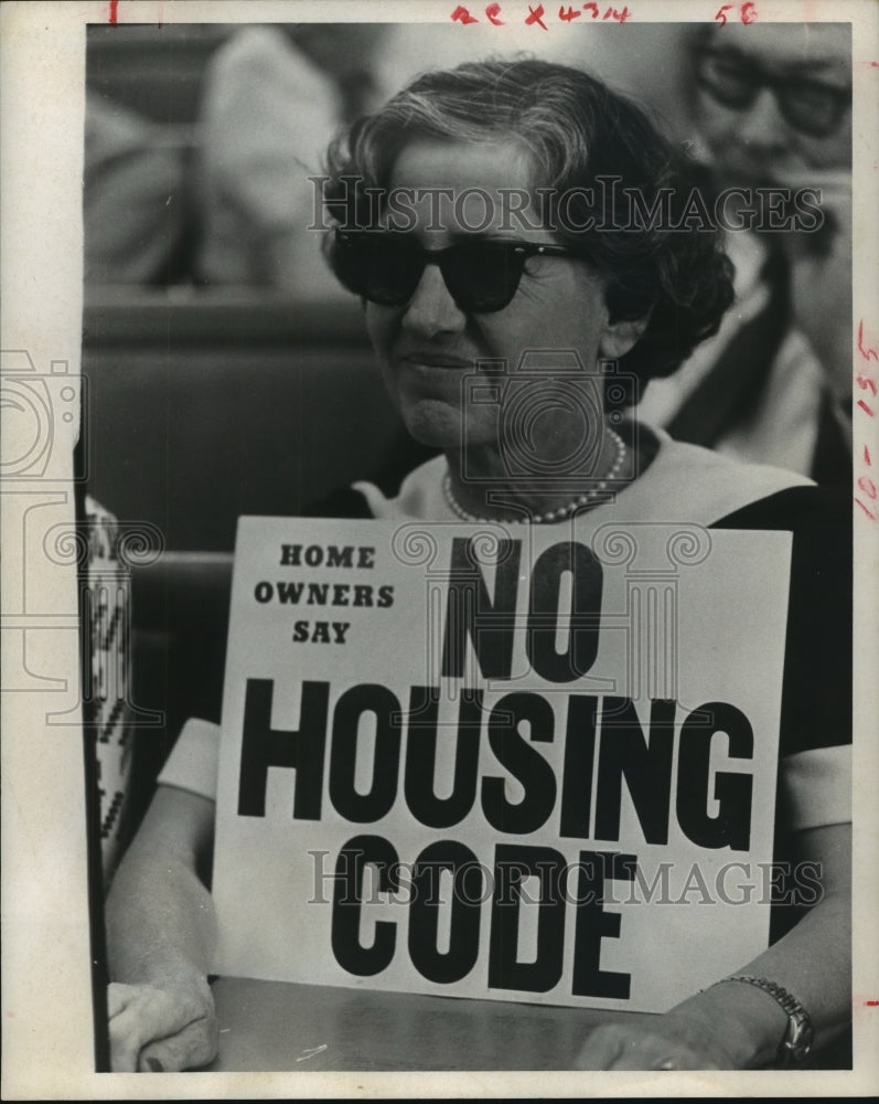 1969 Press Photo Mrs. Jack Reeves holds "No Housing Code" sign in Houston - Historic Images