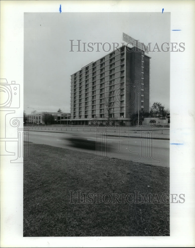 1986 Former Houston Holiday Inn to become housing for elderly - Historic Images