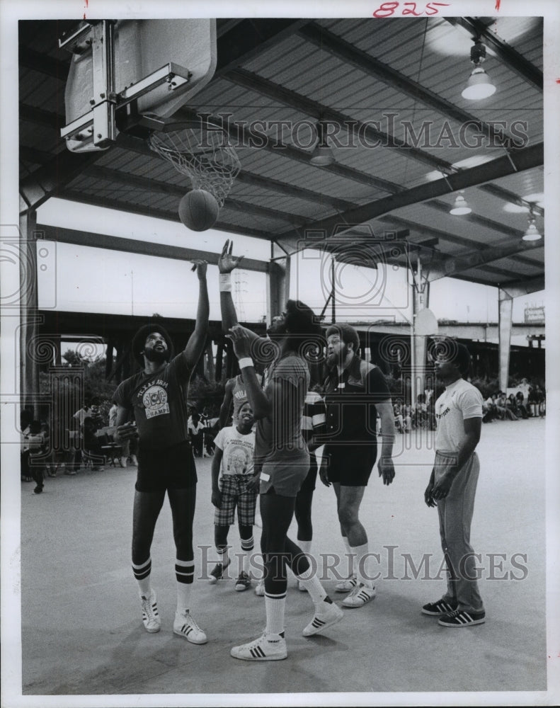 1977 Globetrotters & Houston Rockets play for Housing Authority - Historic Images