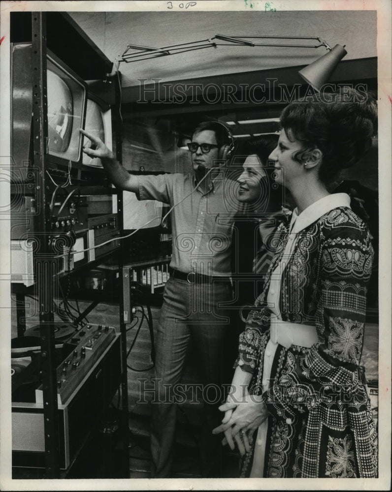 1970 Sorority reps see their donations to Houston Speech &amp; Hearing - Historic Images