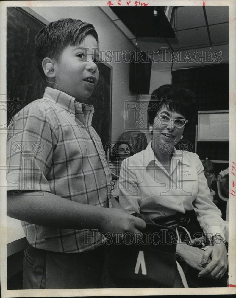 1969 Press Photo Ray Battenfield with mom at Houston Speech & Hearing Center - Historic Images