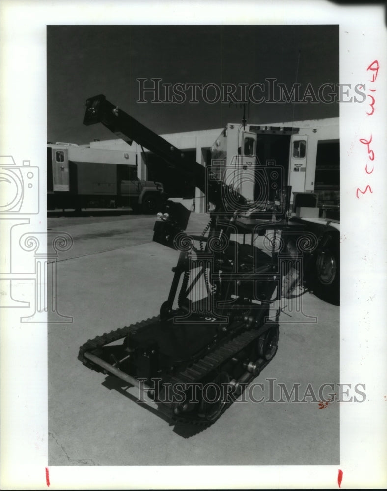 1988 Computerized bomb squad device of Houston Police Department - Historic Images