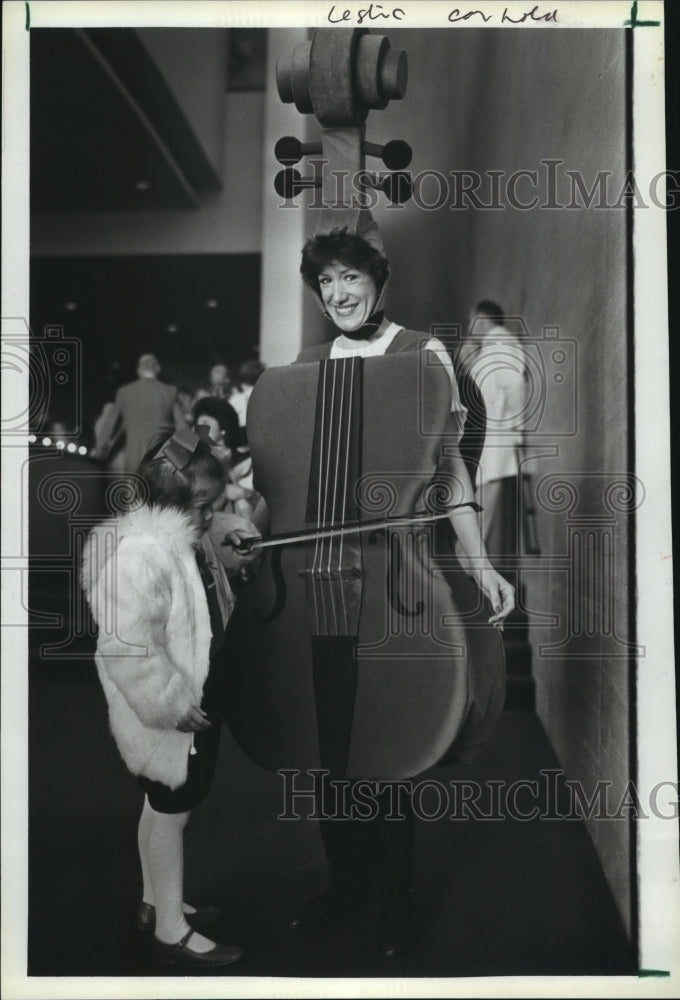 1986 Courtney Scamordo plays life-size violin at Houston Pops - Historic Images