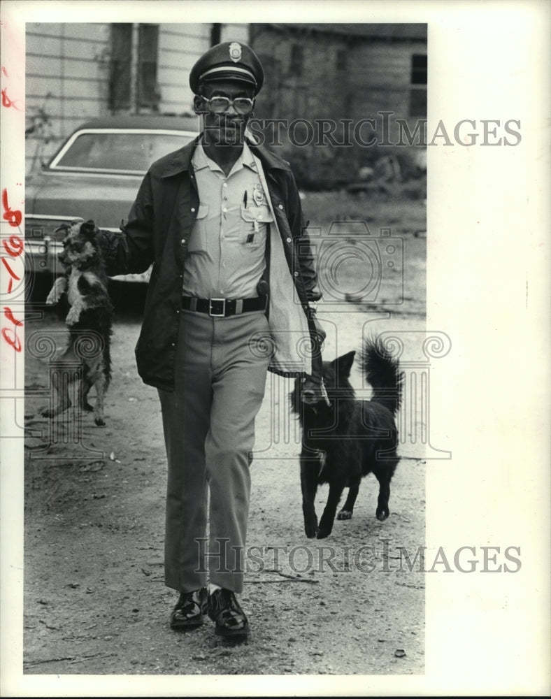 1979 Houston Rabies Control Officer Henry carries dogs to truck - Historic Images