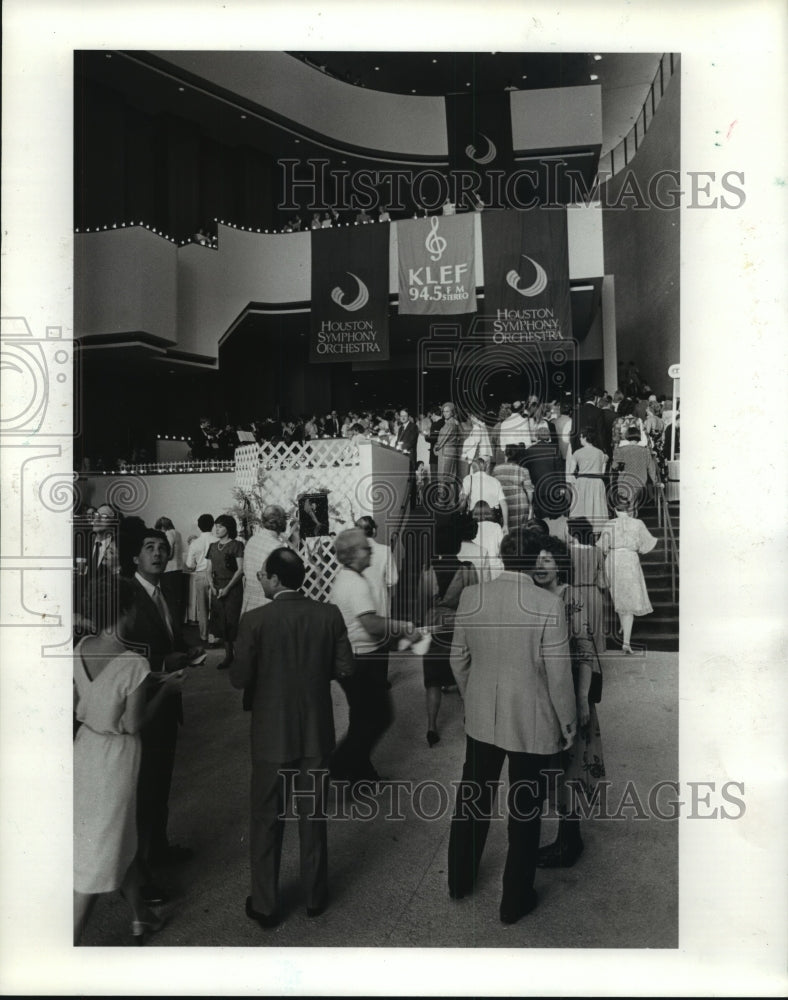 1985 People mingle at Houston Symphony Orchestra event - Historic Images