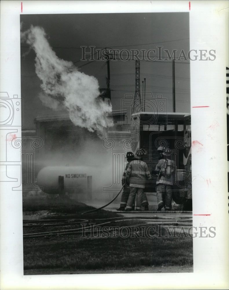 1988 Houston firemen fight LP gas fire at Coca-Cola Plant on Fannin - Historic Images