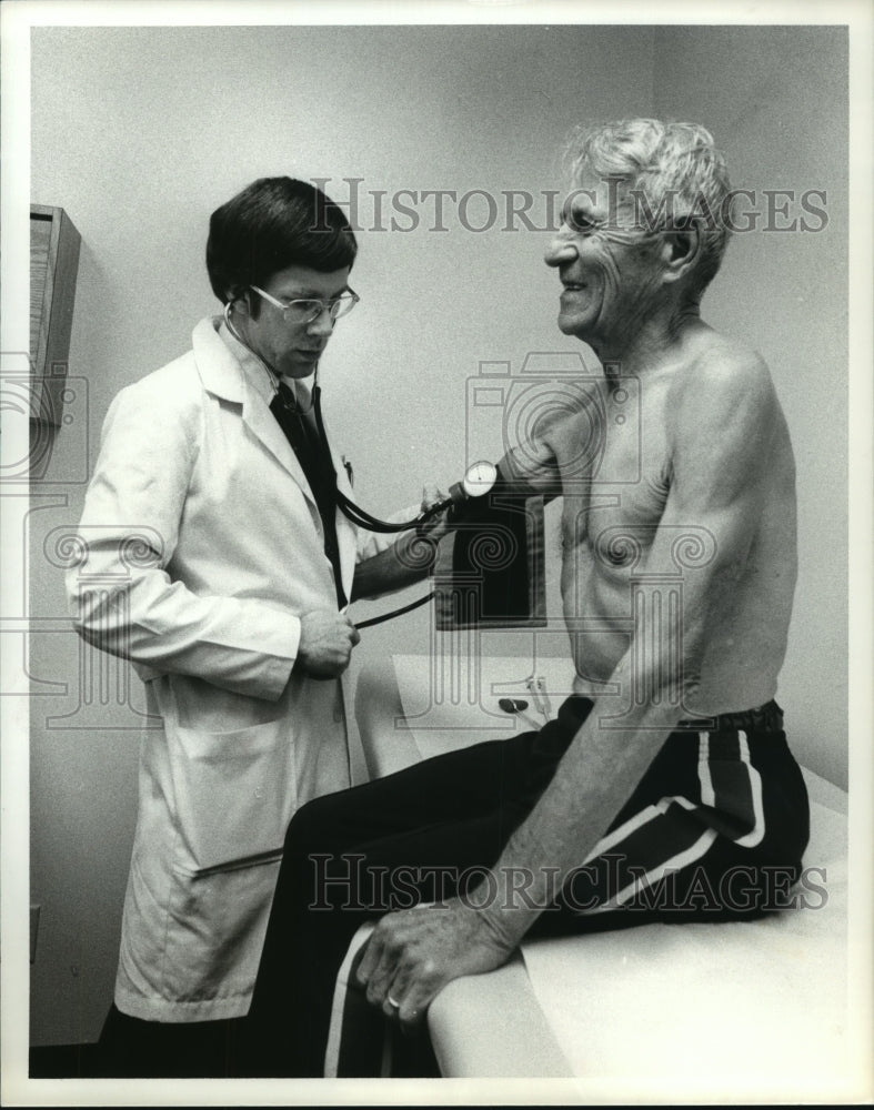 1979 Press Photo Man gets checked by Dr. Reg. Cherry; Houston Marathon- Historic Images