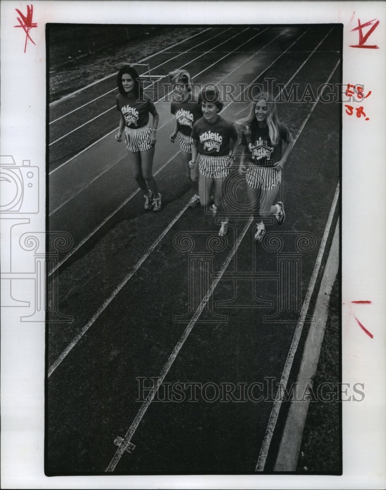 1978 Women runners prepare on track for Houston Marathon - Historic Images