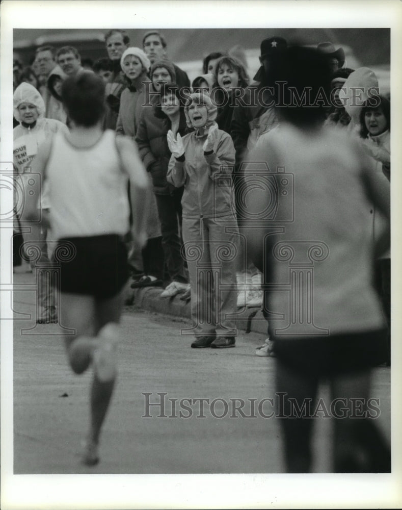 1986 Press Photo Front-runners of Houston Marathon pass cheering crowd - Historic Images