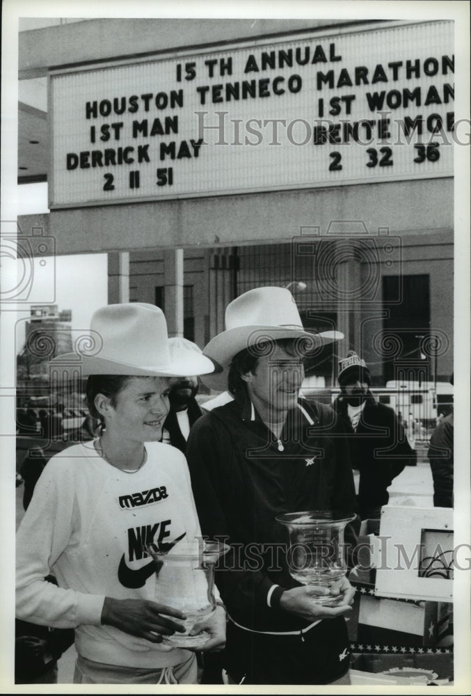 1986 Press Photo Men&#39;s and women&#39;s Houston Marathon winner hold trophies - Historic Images