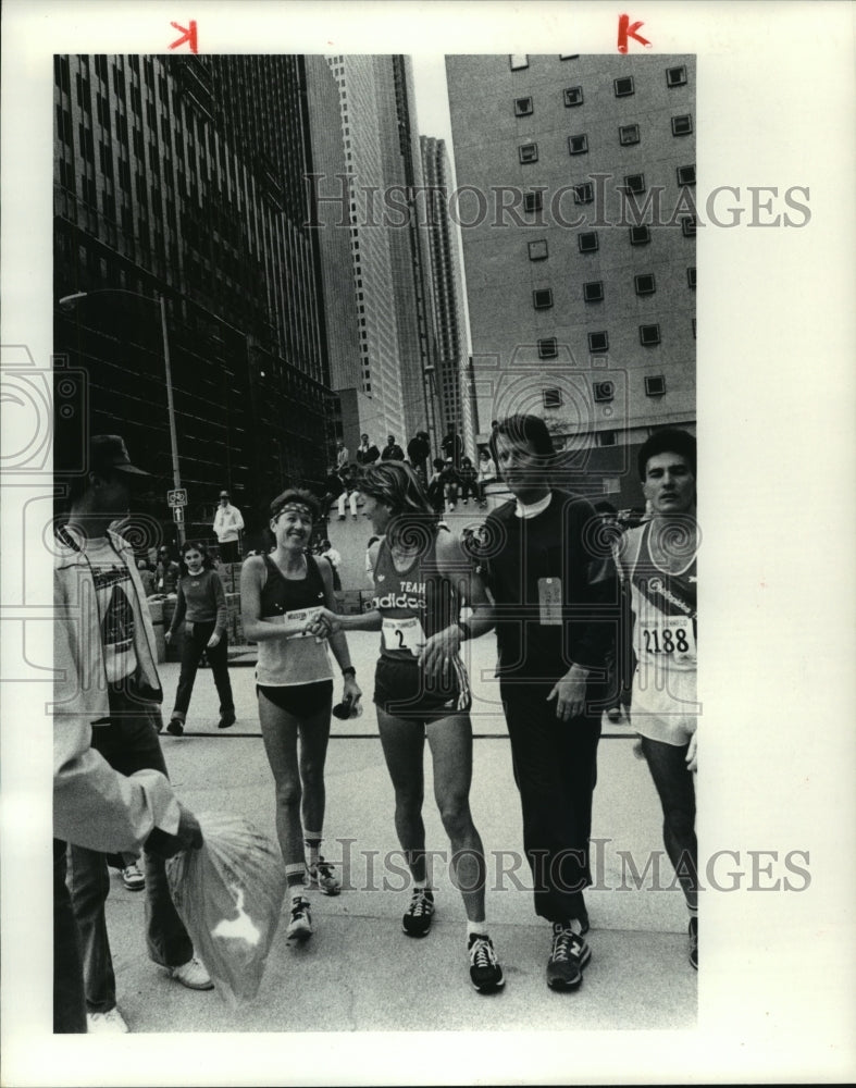 1983 Press Photo Houston Marathon winner Ingrid Kristiansen with Laurie Binder - Historic Images