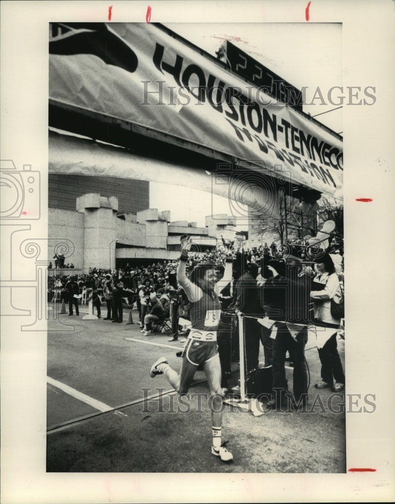 1992 Houston Marathon runner B. Bennet crosses finish line - Historic Images