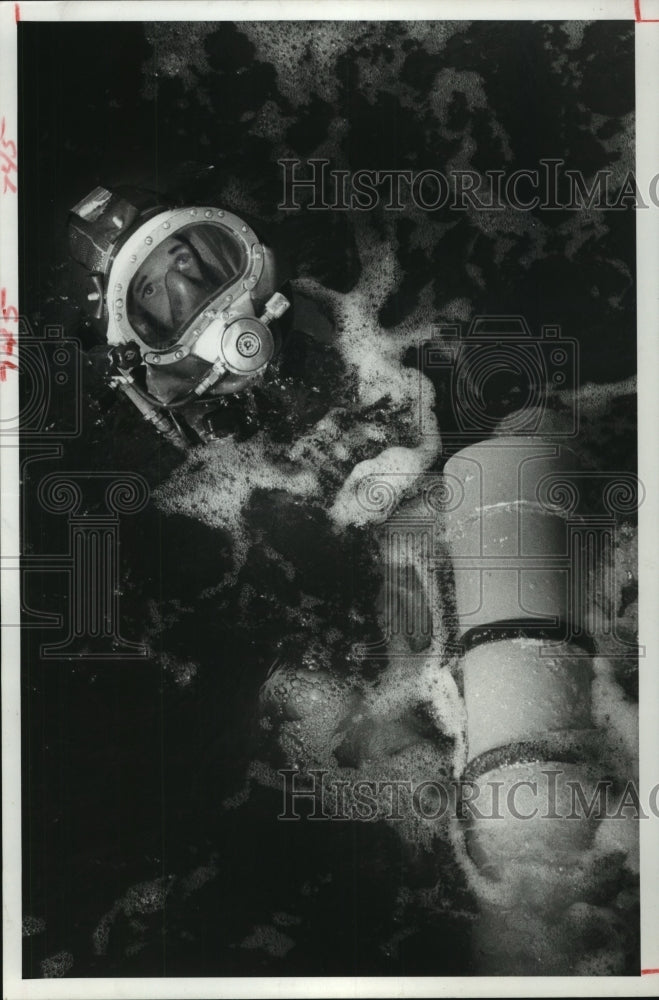 1983 Diver Bob Moore cleans ship in Houston Ship Channel - Historic Images