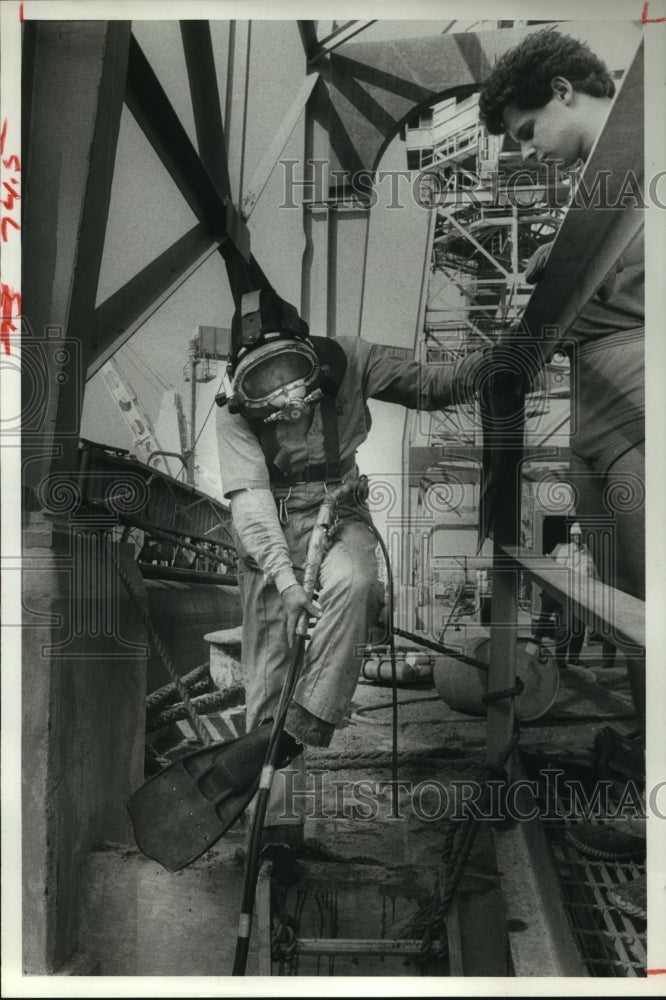 1983 Ship cleaner Rick McClure prepares dive at Houston Ship Channel - Historic Images