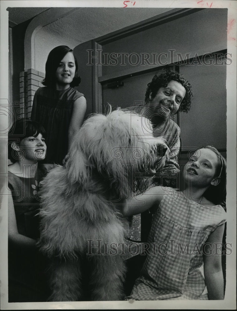 1966 Press Photo Sheep dog and others on &quot;Camelot&quot; Houston Music Theater stage - Historic Images