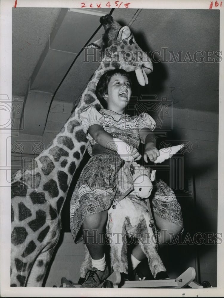 1960 Press Photo Kathy Whalen plays at International Travel &amp; Trade Fair in Texa - Historic Images