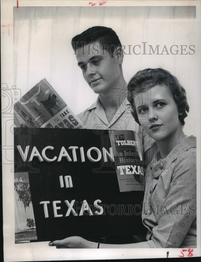 1961 Press Photo Teenagers hold Vacation in Texas sign & book in Houston library - Historic Images