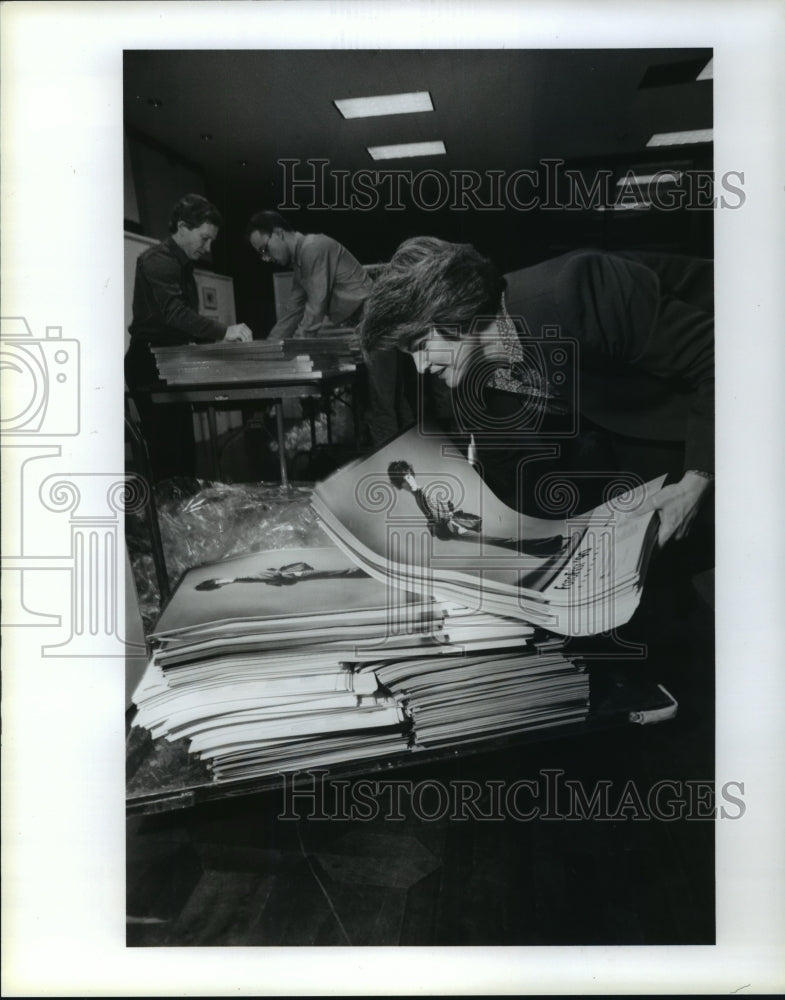 1990 Press Photo Liz Branch lifts ad posters for Houston FotoFest - hca29382- Historic Images