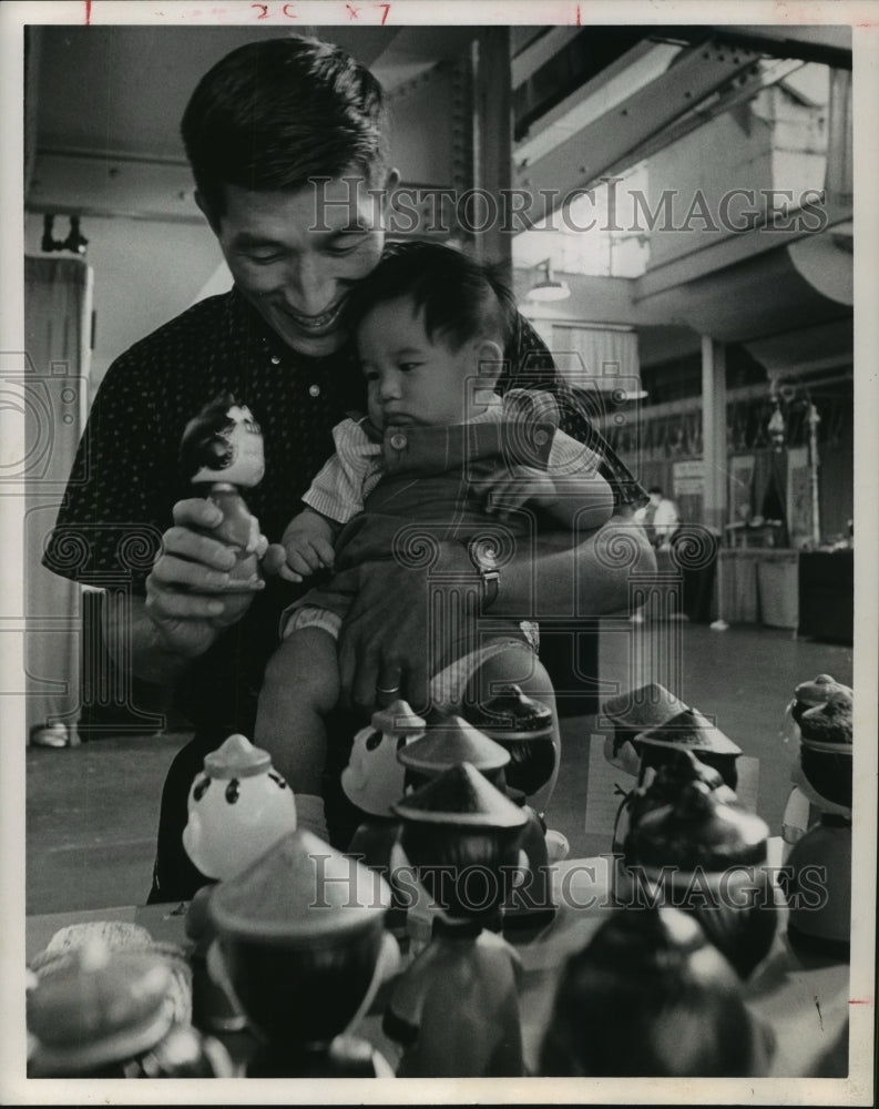 1963 Press Photo Nam Park and son, Joe, with dolls at International Trade Fair - Historic Images